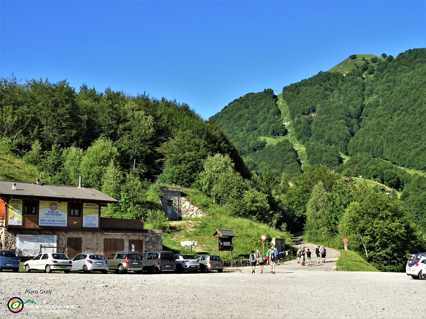 10 Partenza dal grande parcheggio gratuito di Ceresola-Rif. Trifoglio (1330 m).JPG